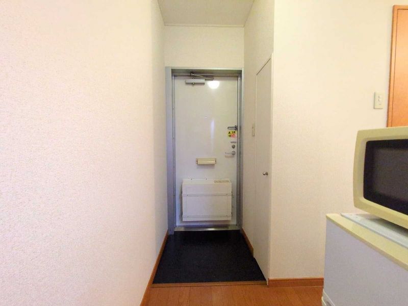 レオパレスイーグル 玄関