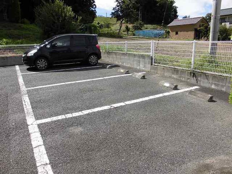 レオパレス榎戸 駐車場
