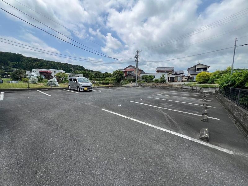レオパレスクレシア 駐車場