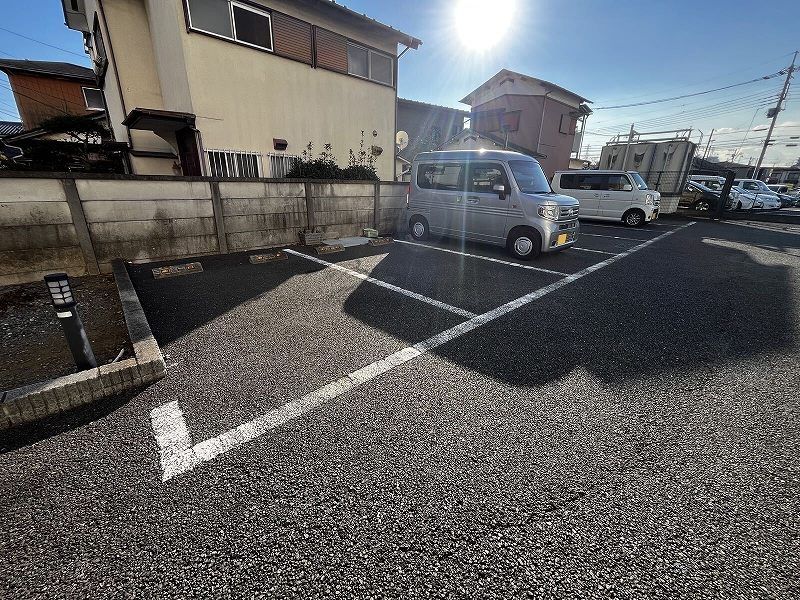 レオパレスプレシア 駐車場