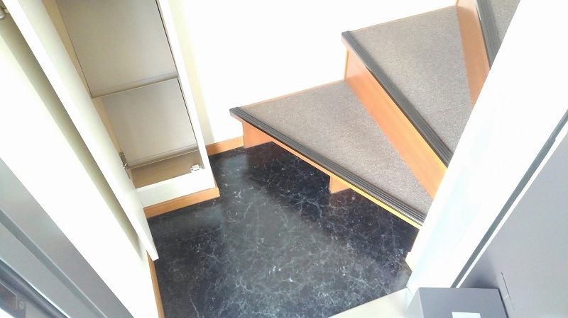 レオパレス津興 玄関