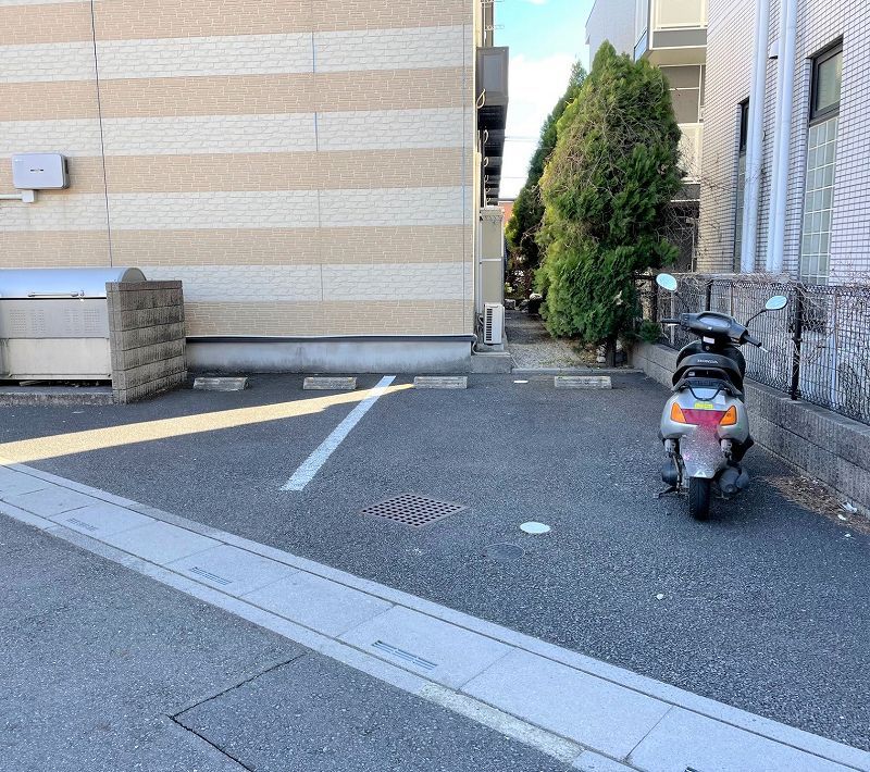 レオパレスセゾンブラン三郷 駐車場