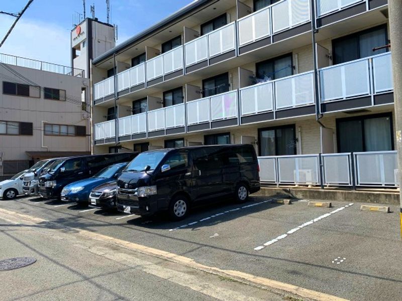 レオパレス屋形 駐車場