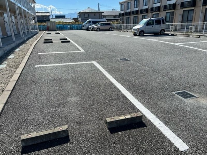 レオパレスファミーユ 駐車場