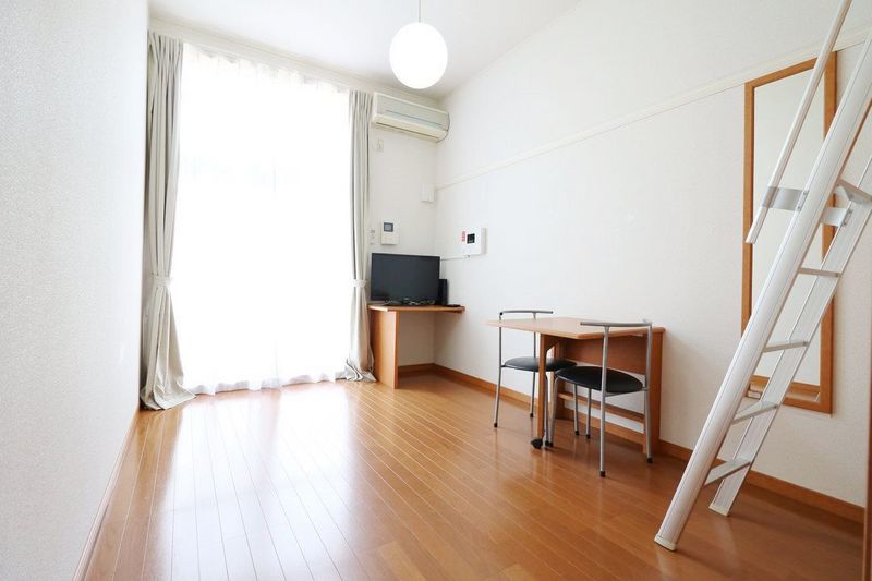 レオパレス円町 居間