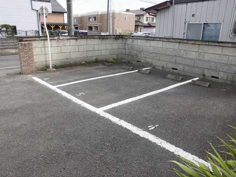 レオパレス新町 駐車場