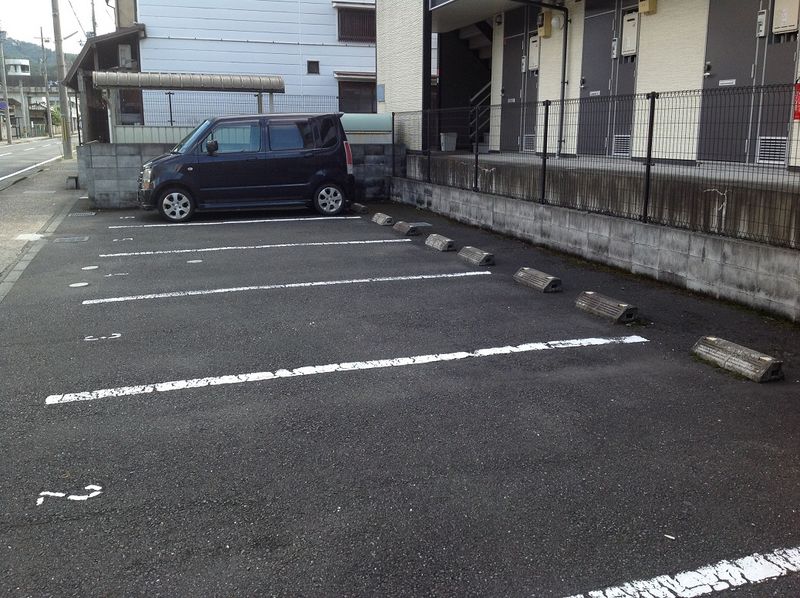 レオパレスルエスト 駐車場