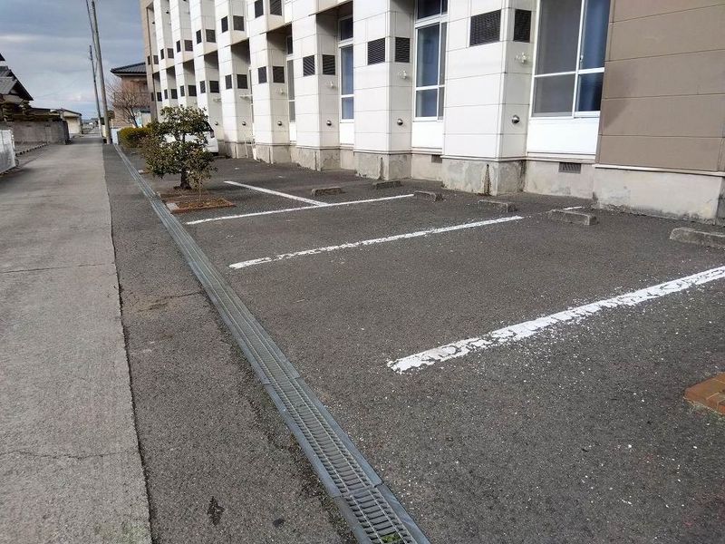 レオパレス坂出 駐車場