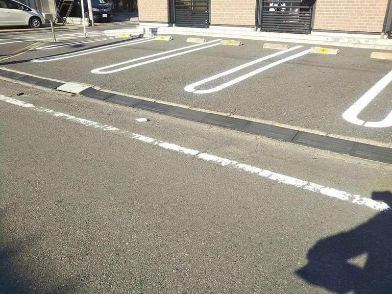 レオパレスアネモス 駐車場