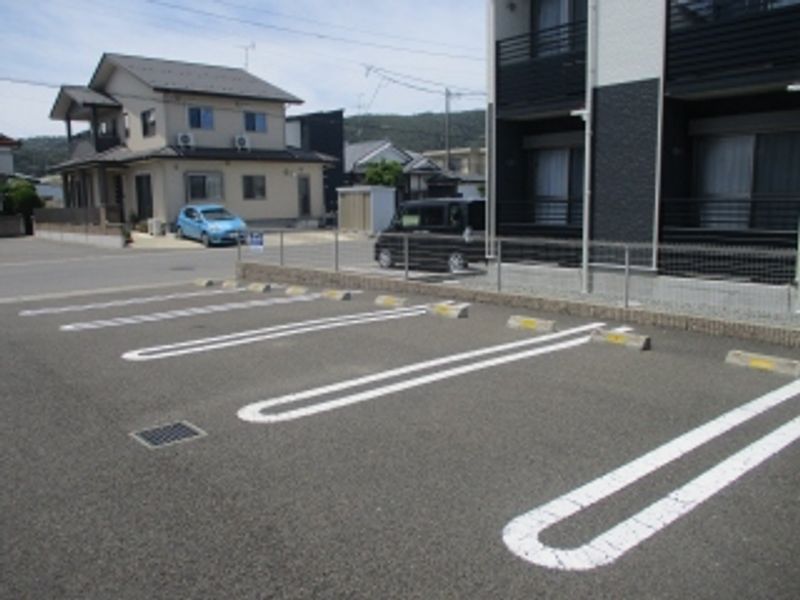 レオネクストＫＡＴＳＵＲＡ 駐車場