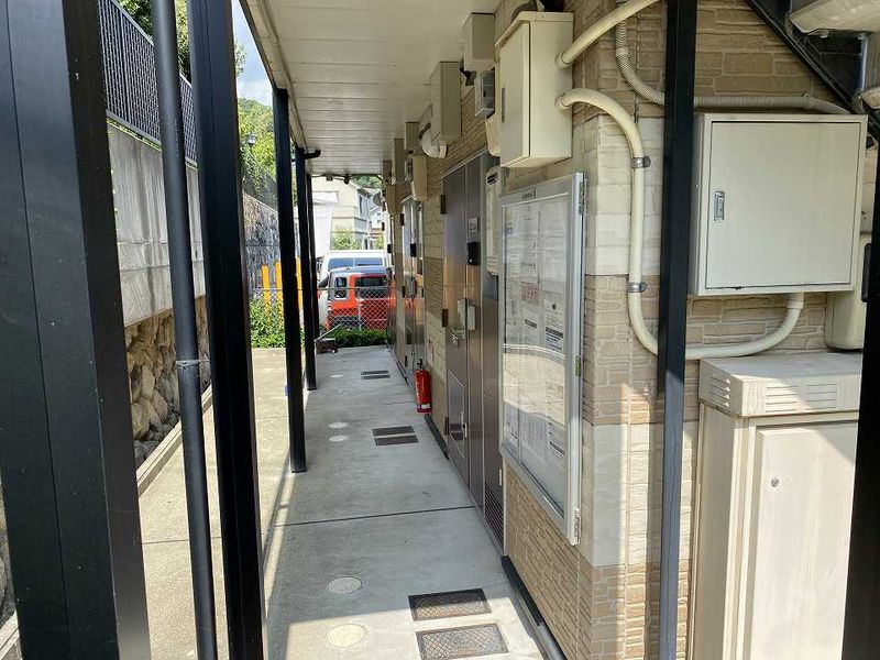 レオパレス岡本山手館 玄関