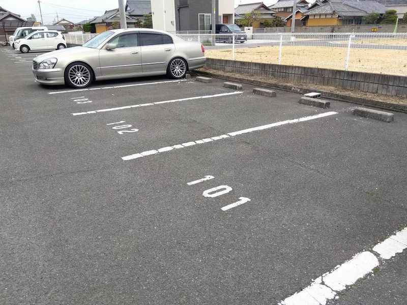 レオパレス高木 駐車場