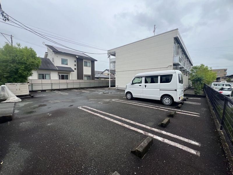 レオパレスブロード・ミヤワキ 駐車場