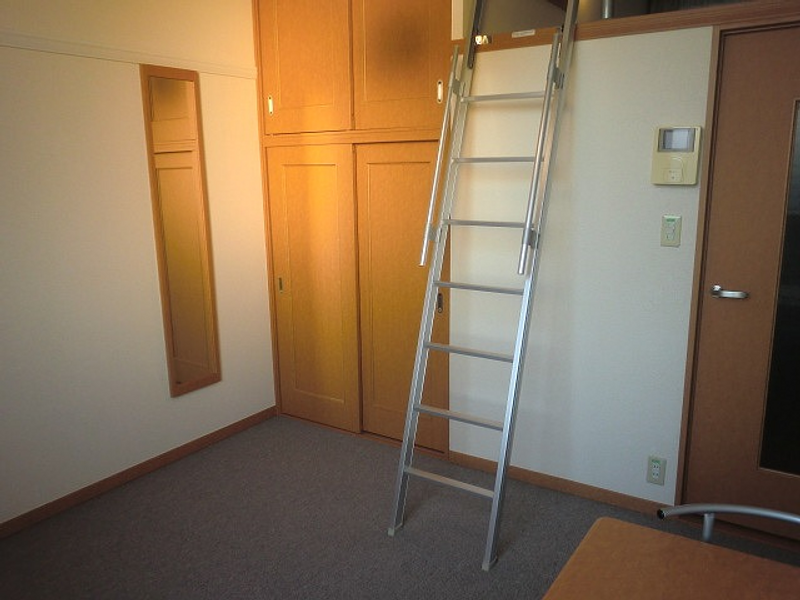 レオパレス原山 居間