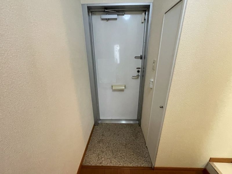 レオパレスパインマノワール 玄関