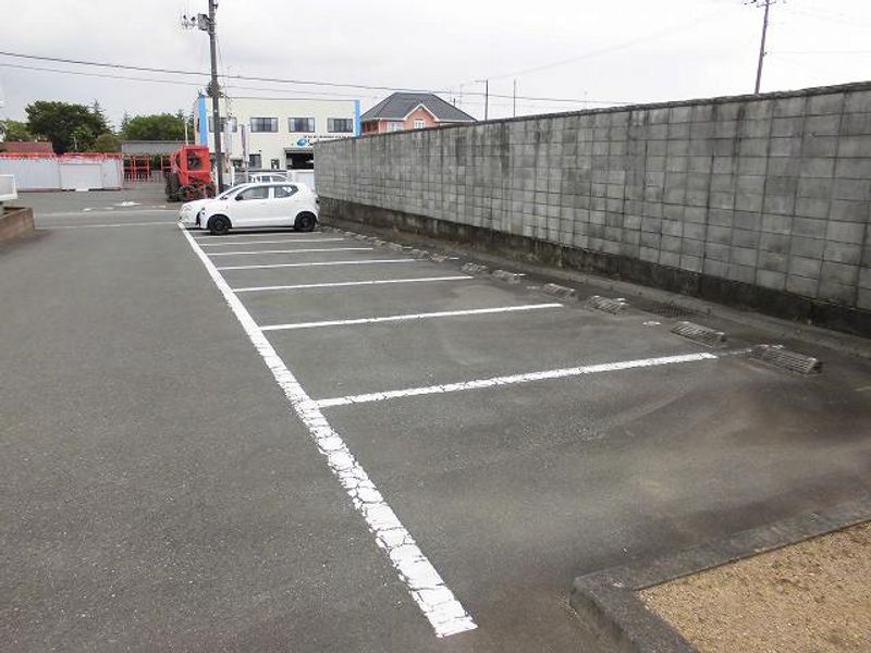 レオパレスニシキ 駐車場