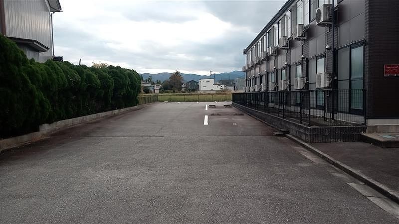 レオパレス大久保 駐車場