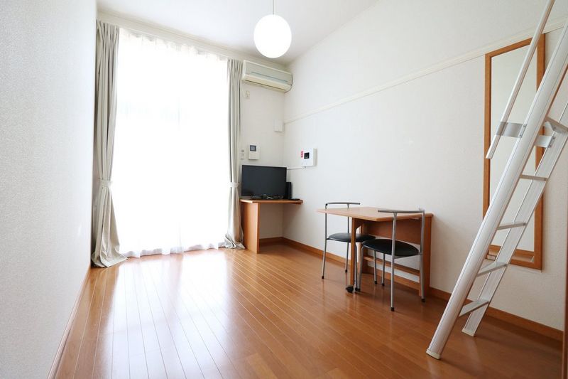 レオパレスベルロード 居間