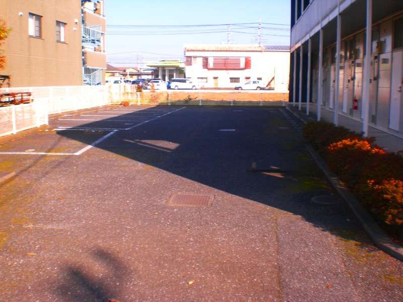 レオパレスエクセレントＮｏ．８ 駐車場
