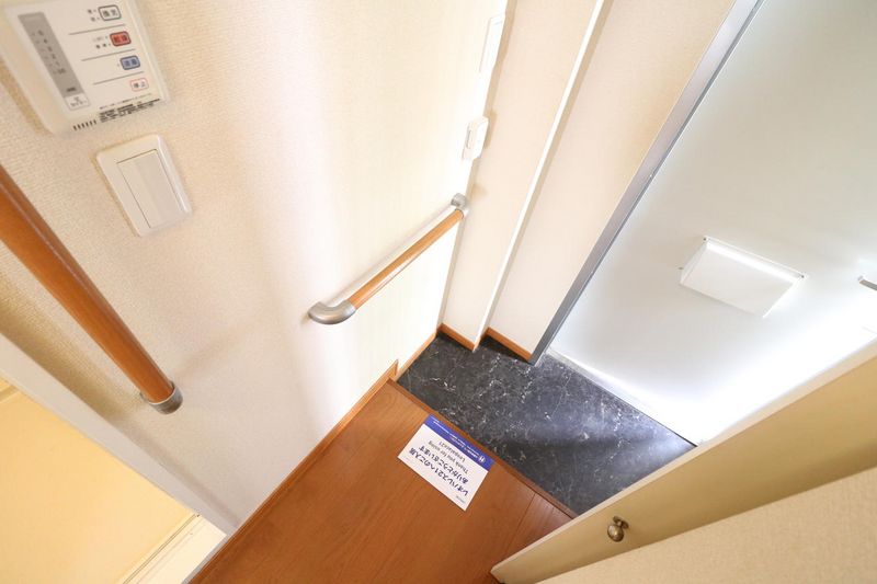 レオパレス京都 玄関