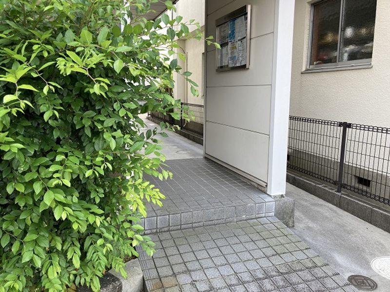 レオパレスホワイトヒルズ エントランス