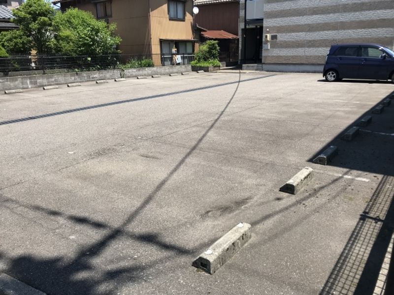 レオパレスロワジール 駐車場