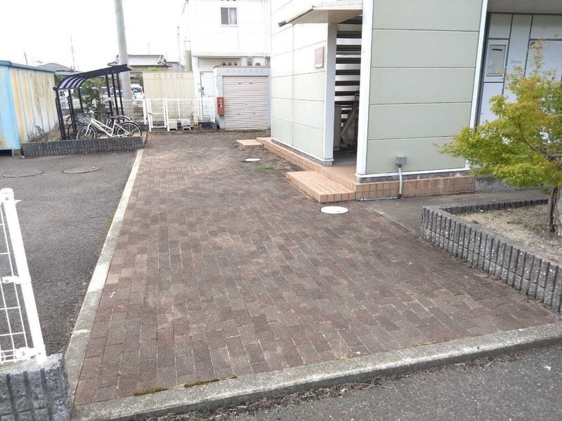レオパレスラフィーネ エントランス