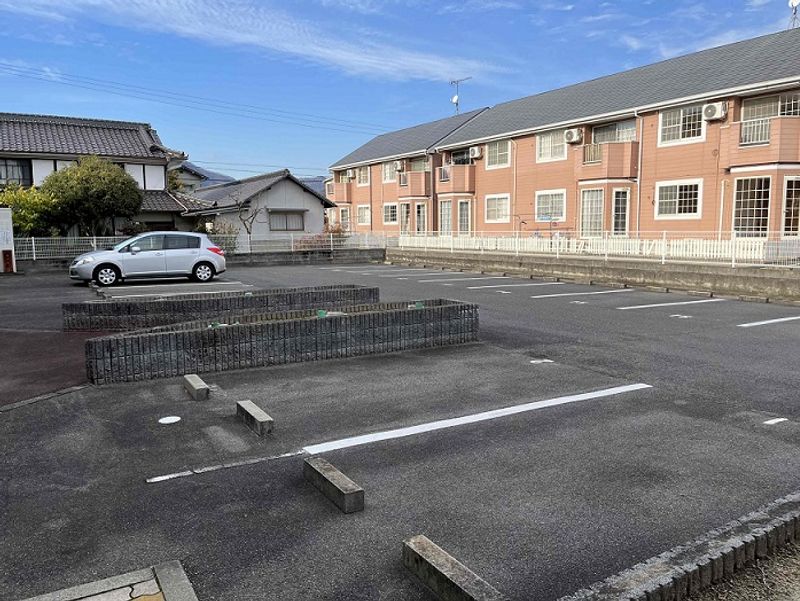 レオパレスルミエール 駐車場
