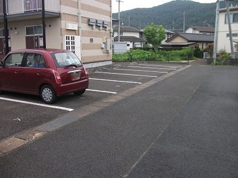 レオパレスクレール本内 駐車場