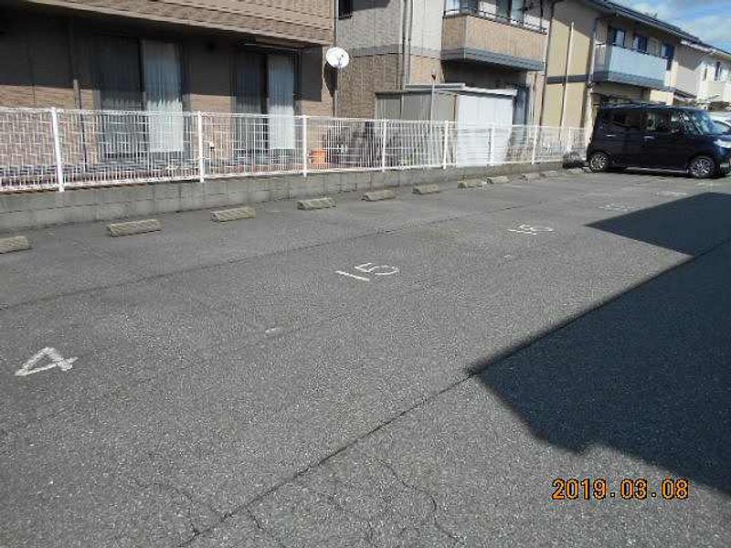 レオパレスキザキⅡ 駐車場