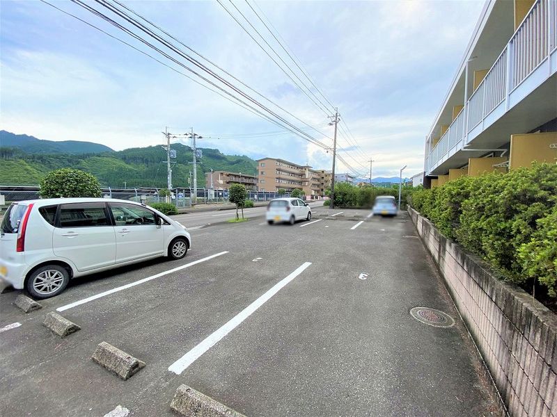 レオパレスひかる２１ 駐車場
