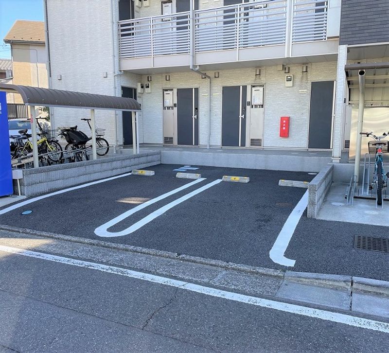 クレイノルナ　ルミエール三郷 駐車場