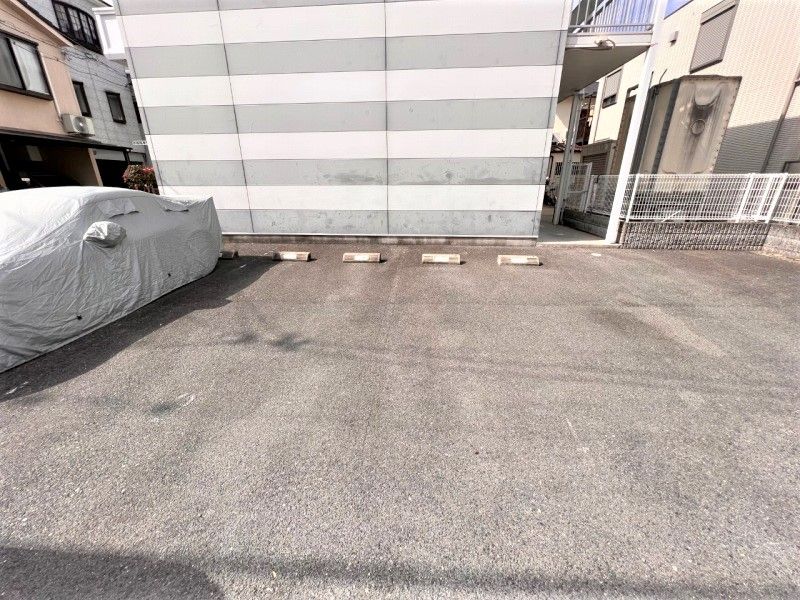 レオパレスパリワール 駐車場