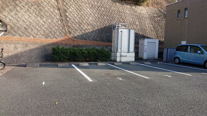 レオネクスト向山 駐車場