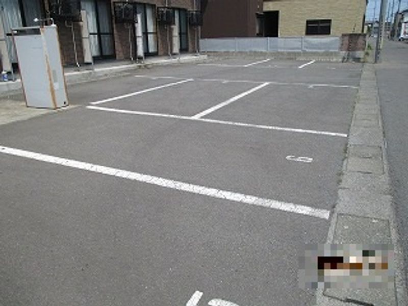 レオパレスエルム 駐車場