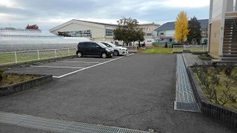 レオパレスフローラⅡ 駐車場