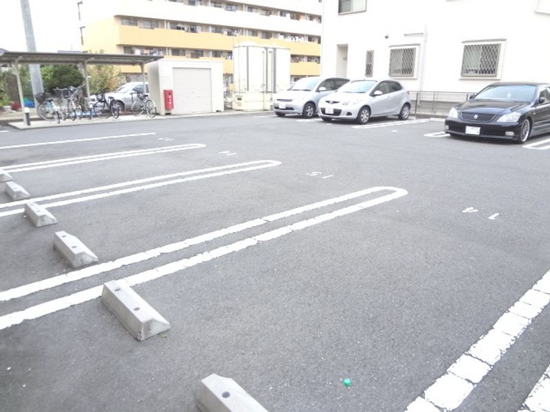 レオパレスブロッサム 駐車場