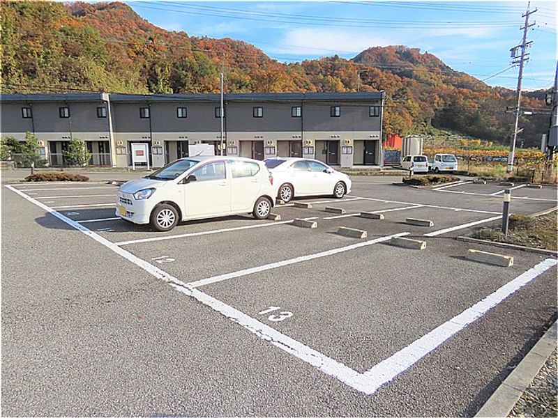 レオパレスエスポワールシャトー 駐車場