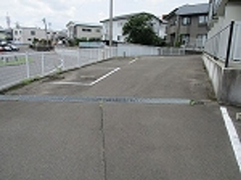 レオパレススカイ仙台 駐車場