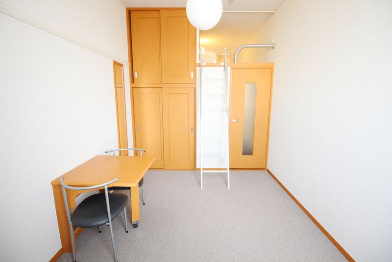 レオパレスサントネ 居間