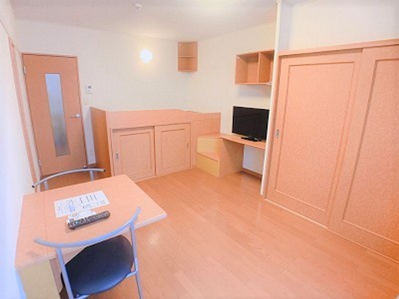 レオパレスコンフォート安倉 居間