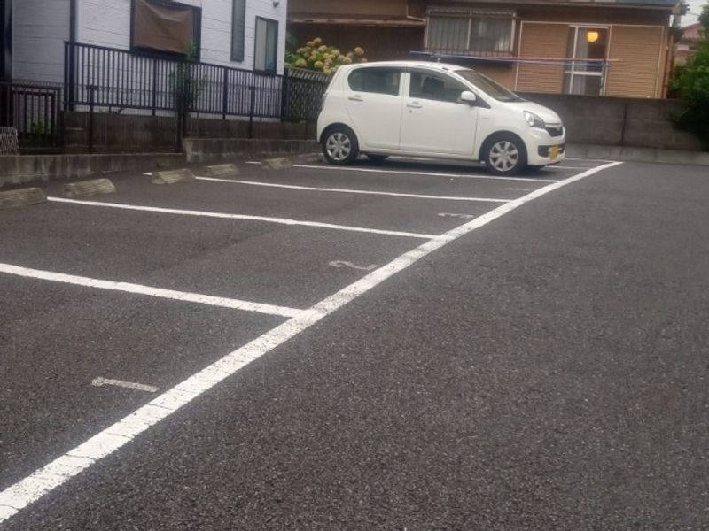 レオパレスコーポエバラ 駐車場