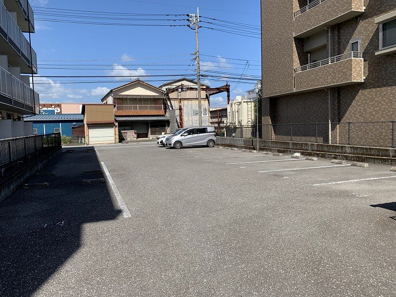 レオパレスガーディアン 駐車場