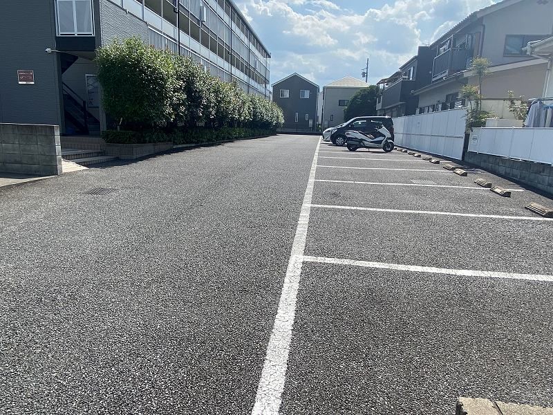 レオパレスアゼリアパーク 駐車場