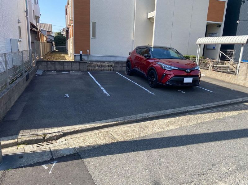 LEONEXT Meiwa 停车场