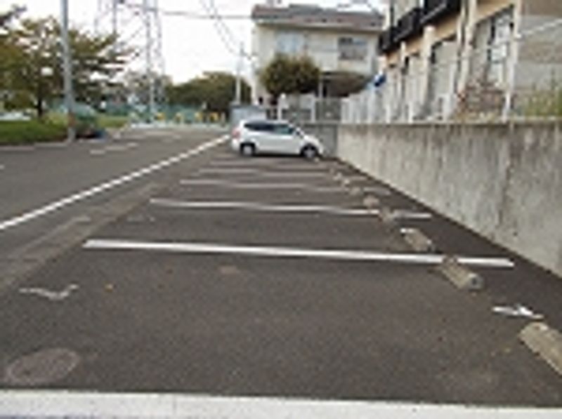 レオパレスいずみ１ 駐車場
