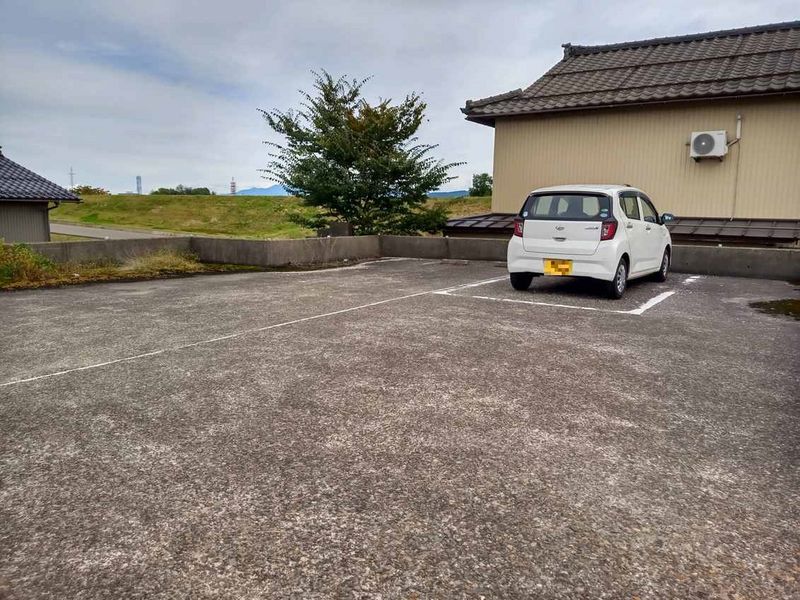 レオパレスセーヌ 駐車場