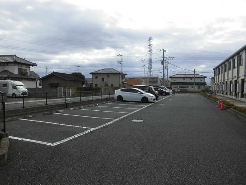 レオネクスト下久保 駐車場