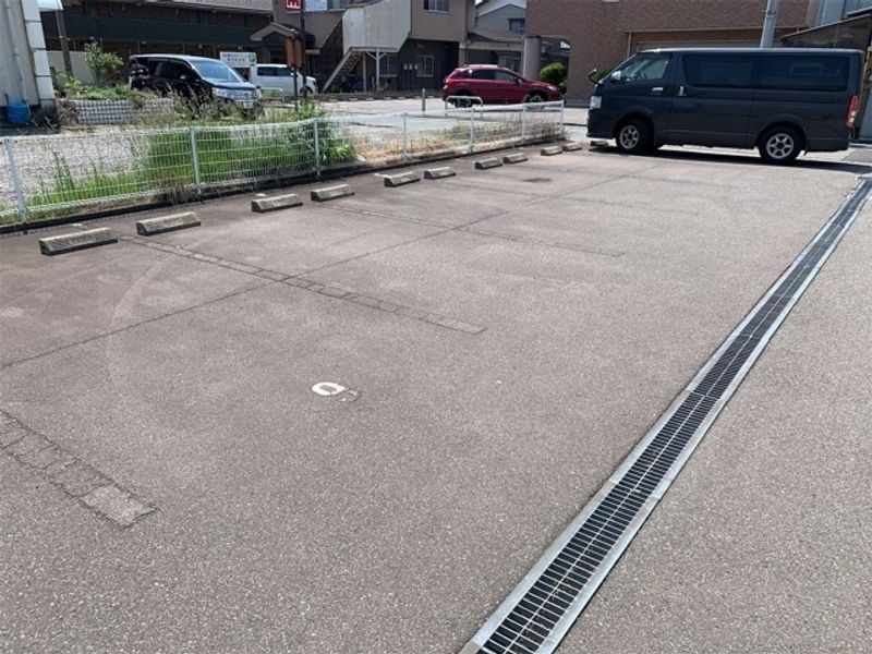 レオパレスサルドセジュール 駐車場