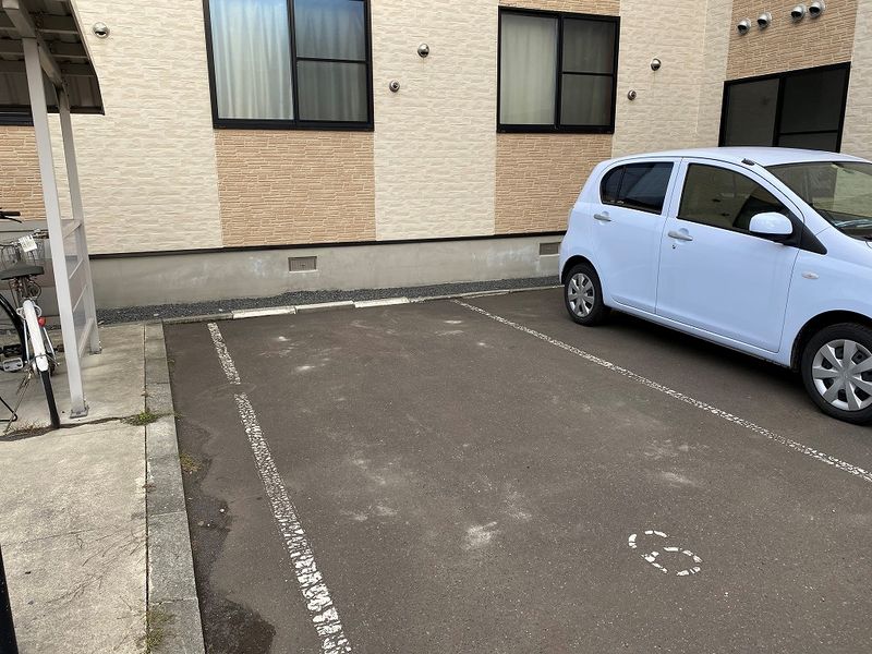 レオパレスロワール新琴似 駐車場